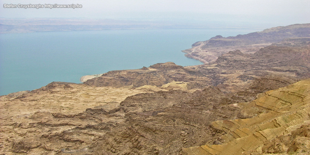 Wadi Mujib met Dode Zee Vanuit Faqu'a vertrokken we voor een tocht over en doorheen de canyon van Wadi Mujib. Aan de horizon kunnen we de Dode Zee (-400m) zien. Stefan Cruysberghs